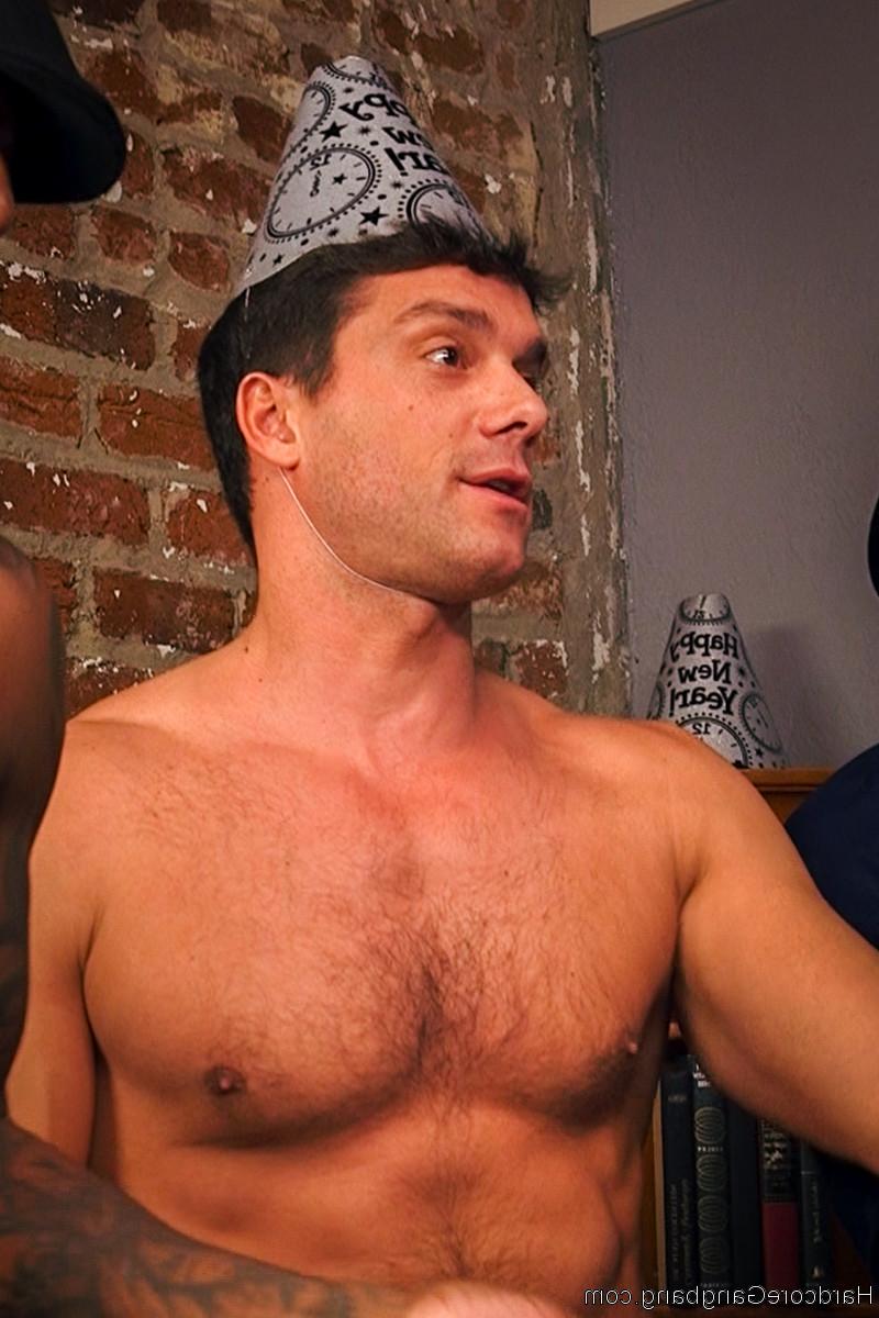 19P Hotwife curvilínea Kristina Rose consegue uma dupla penetração em um gangbang selvagem