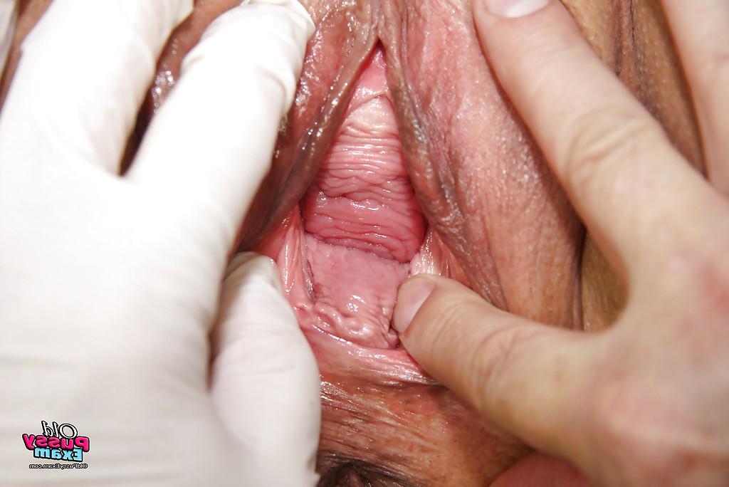 16P Chubby Mature enjoys her cunt being violated at the OBGYN's office