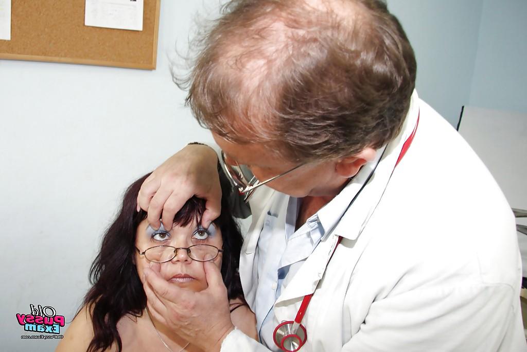 16P Chubby Mature enjoys her cunt being violated at the OBGYN's office