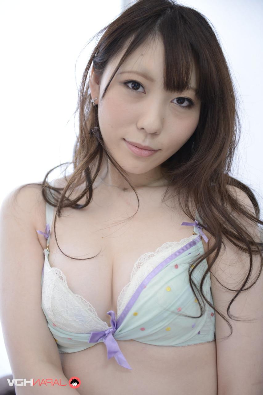 15P A linda japonesa Kirari Suzuki faz topless durante uma ação solo em um sofá