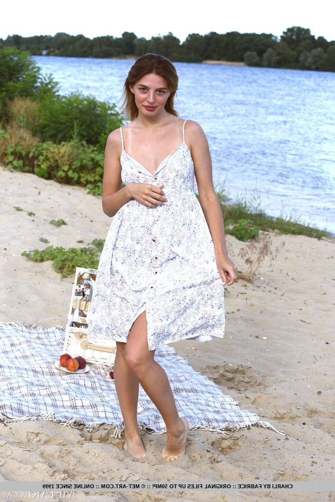 18P La guapa joven Charli se desnuda totalmente mientras hace un picnic en la playa