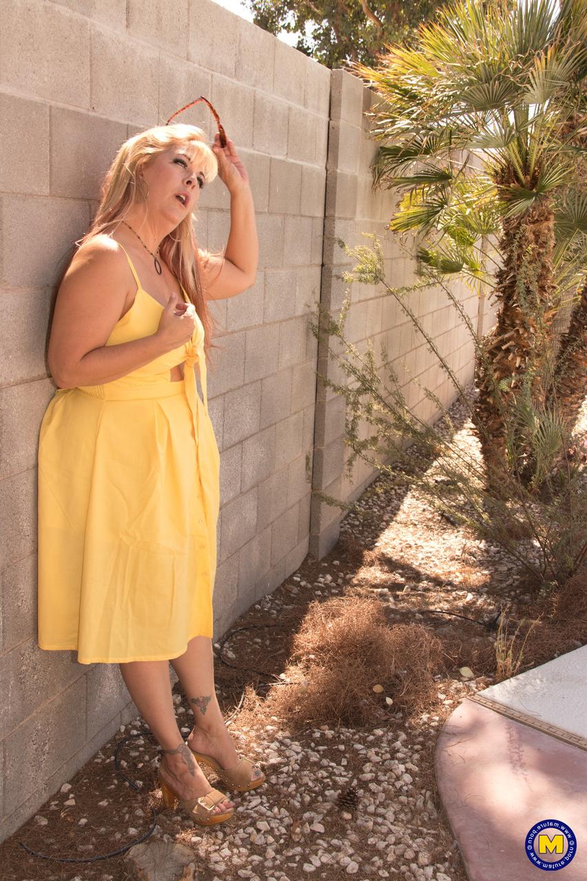 20P Big breasted MILF Joclyn Stone mostra seu corpo gordo e exibe seu arbusto
