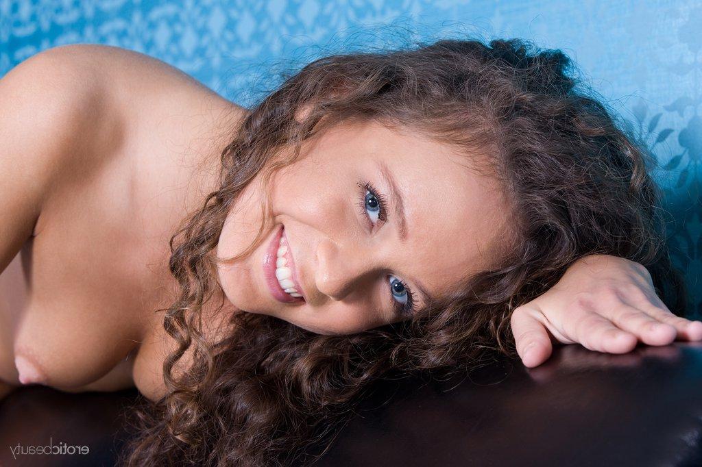 16P Solo-Girl mit langen, welligen Haaren Elisandra posiert völlig nackt und selbstbewusst