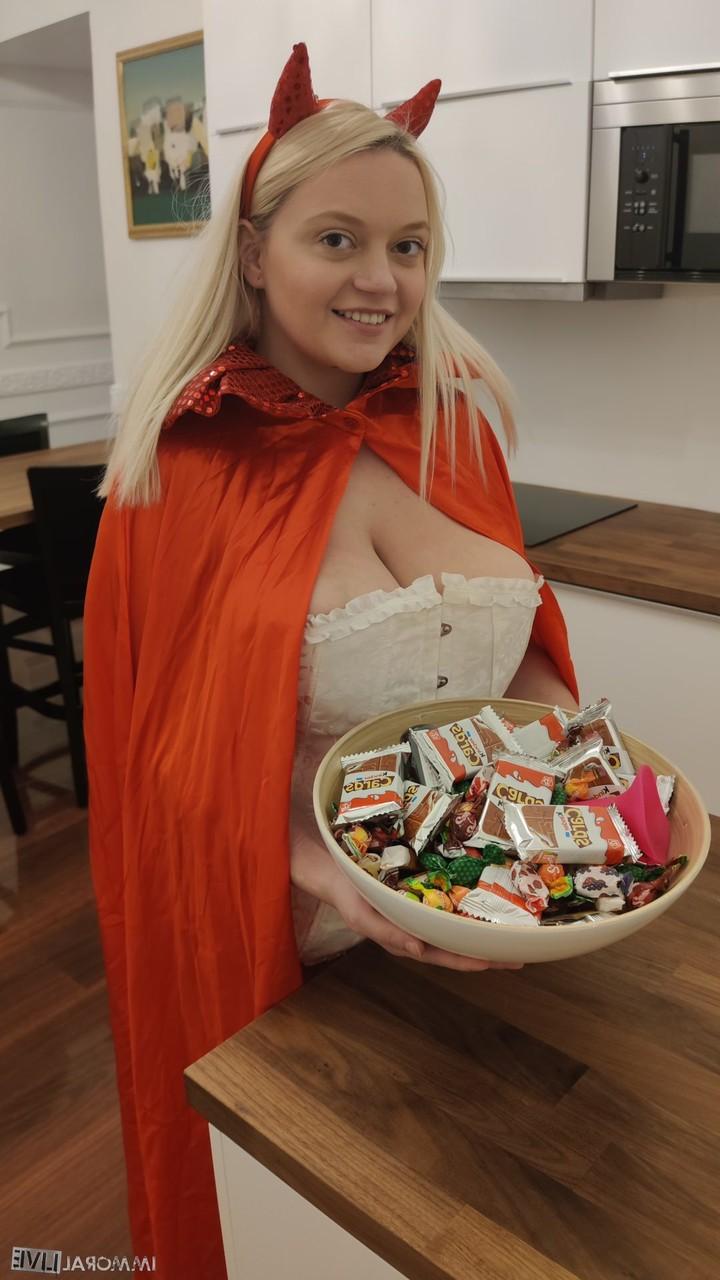 20P A americana gostosa Sandra Sweet é assada no espeto e faz sexo anal em um trio de Halloween