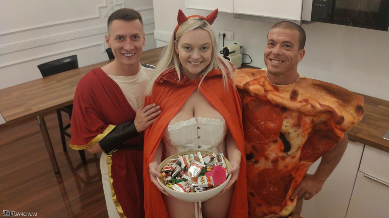 20P A americana gostosa Sandra Sweet é assada no espeto e faz sexo anal em um trio de Halloween