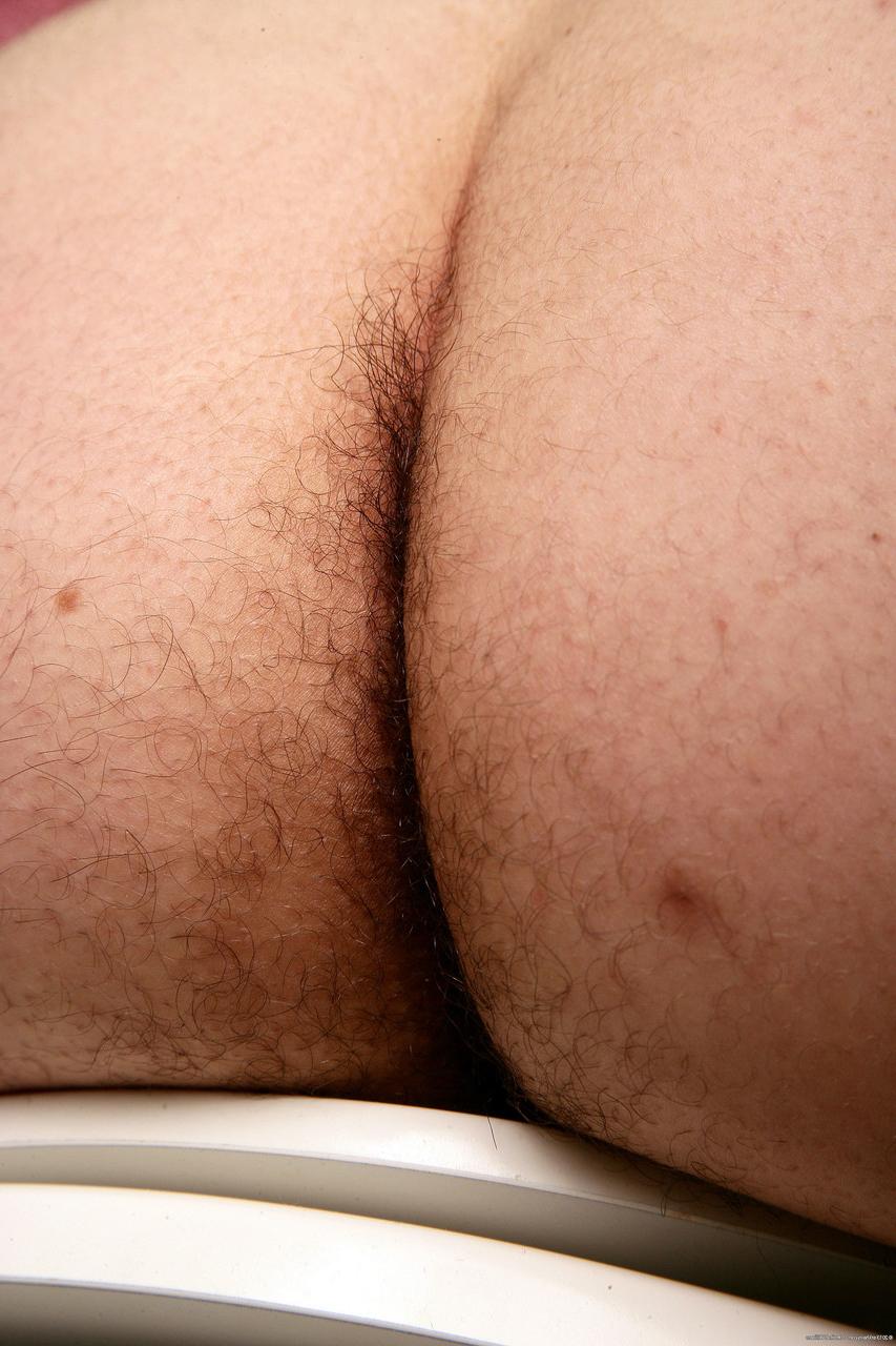 20P La joven gordita de ébano marie se desnuda y revela su cuerpo peludo en solitario