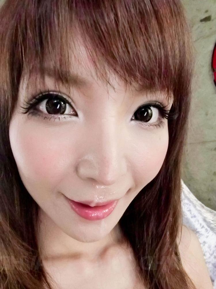 16P La japonesa Riona Suzune se masturba su coño desordenado antes de una mamada y posa