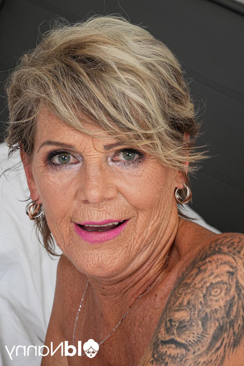 20P Nicol Mandorla, une vieille mature aux cheveux courts, séduit un jeune amant et se fait baiser.