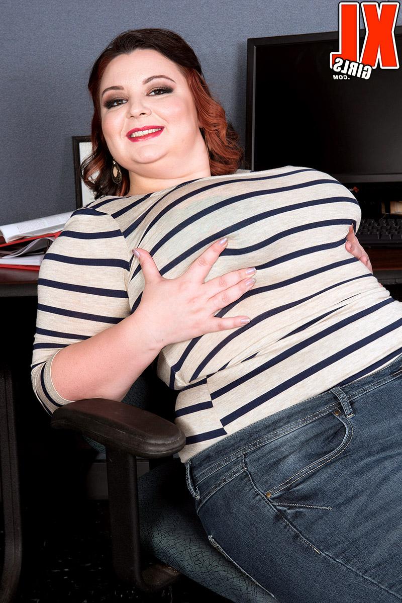 16P Die fette Tussi Lucy Lenore zieht ihre Jeans aus, während sie sich an ihrem Arbeitsplatz auszieht