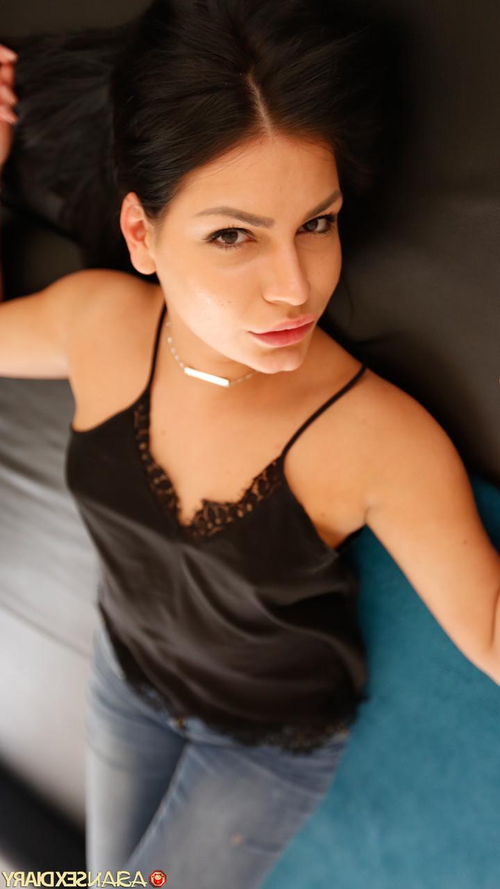 20P Das heiße tschechische Amateurluder Sofie zieht sich beim Casting aus und fickt