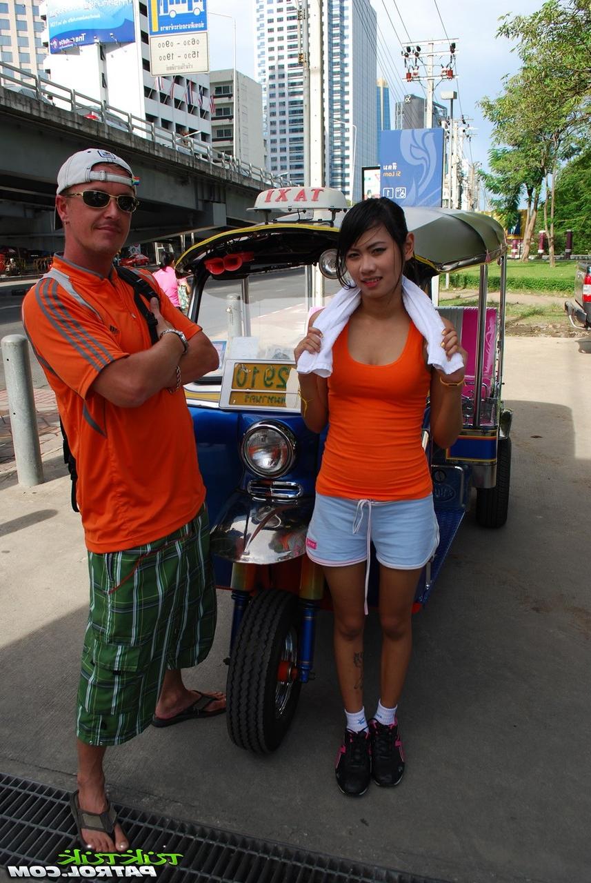 18P Pretty Thai girl agrees to take off her clothes for a visiting sex tourist