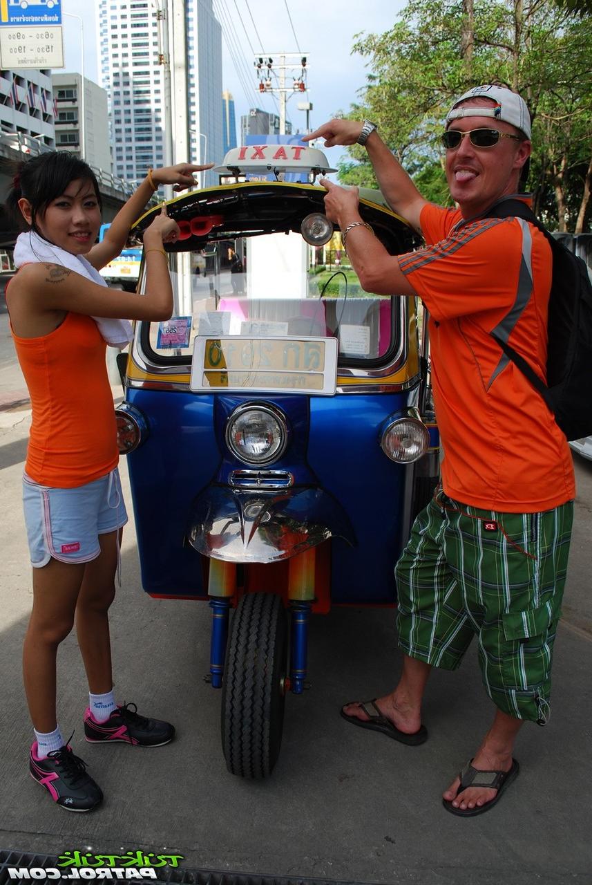 18P Pretty Thai girl agrees to take off her clothes for a visiting sex tourist
