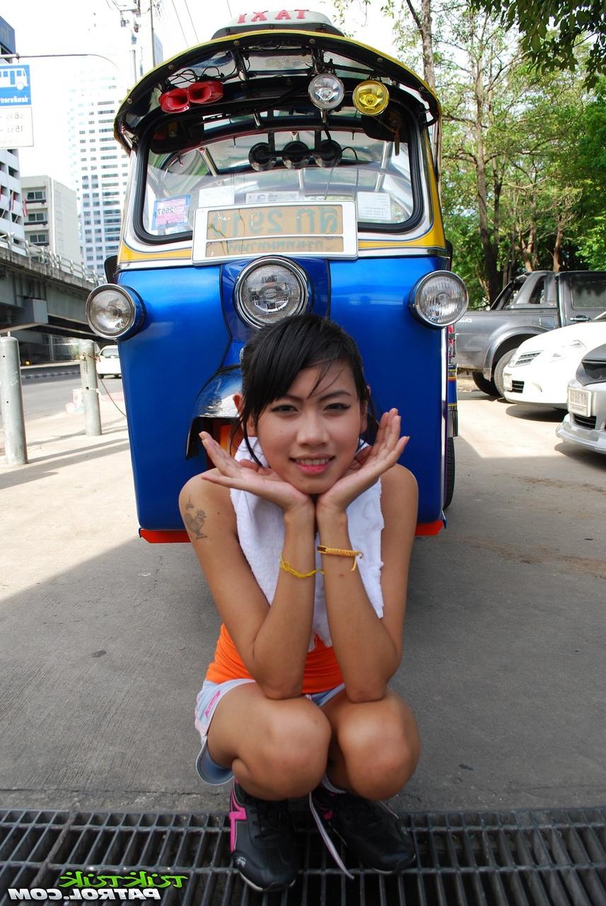 18P Pretty Thai girl agrees to take off her clothes for a visiting sex tourist