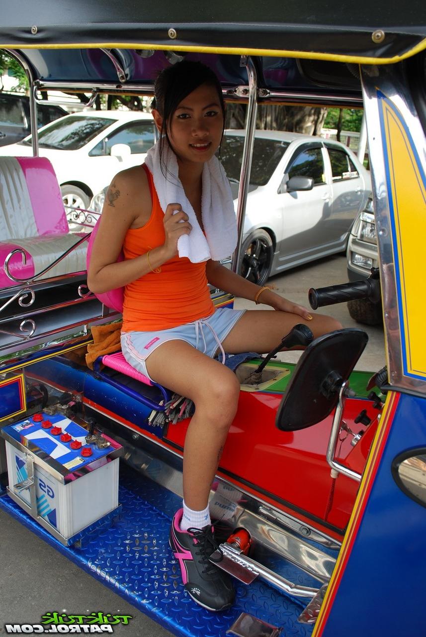 18P Pretty Thai girl agrees to take off her clothes for a visiting sex tourist