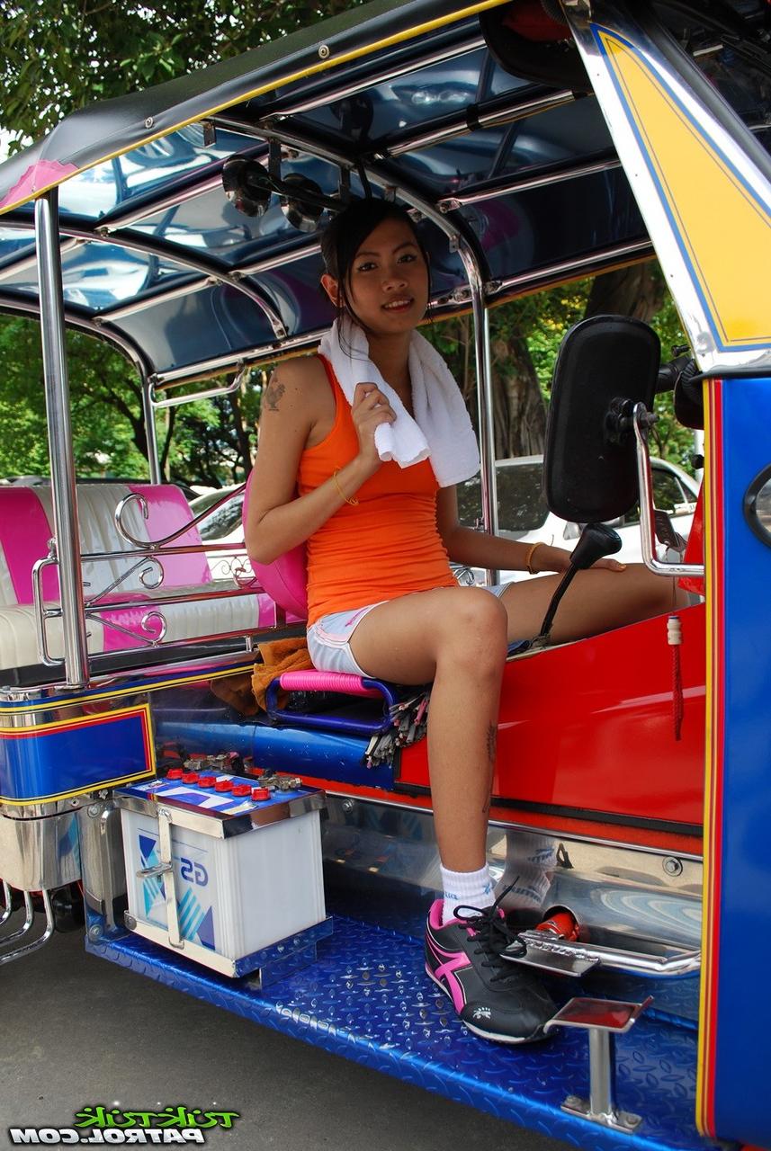 18P Pretty Thai girl agrees to take off her clothes for a visiting sex tourist