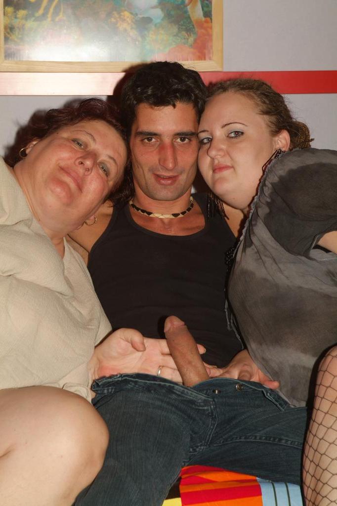 18P Mulheres obesas fazem sexo a três com um jovem disposto em um sofá