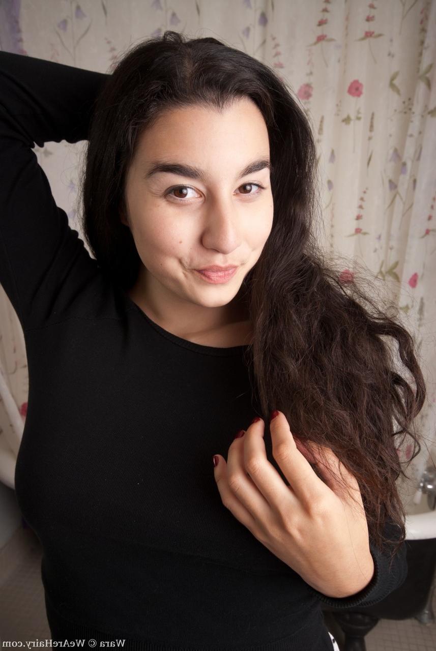 18P La jeune brune dodue Wara se déshabille dans la salle de bain pour écarter les lèvres de sa chatte poilue.