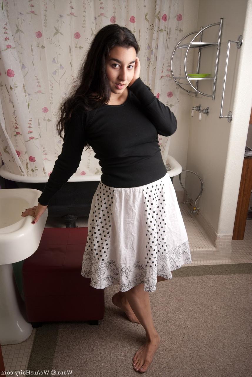 18P La jeune brune dodue Wara se déshabille dans la salle de bain pour écarter les lèvres de sa chatte poilue.