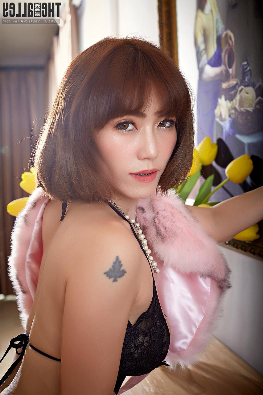 16P La rousse asiatique Yuri libère son superbe corps d'un bikini noir.