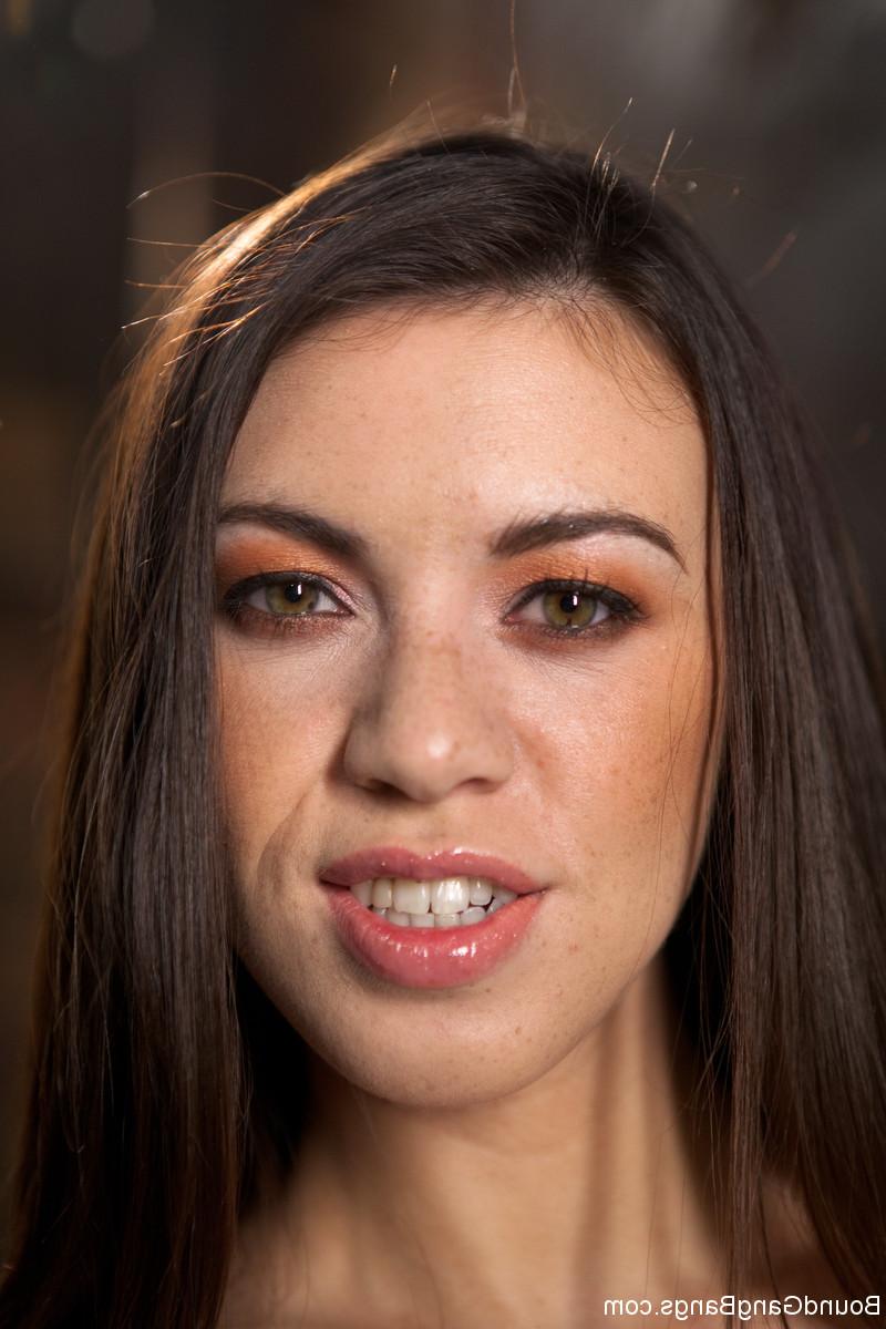 17P La zorra morena caliente Tiffany Doll se desnuda en el sótano antes de un gangbang