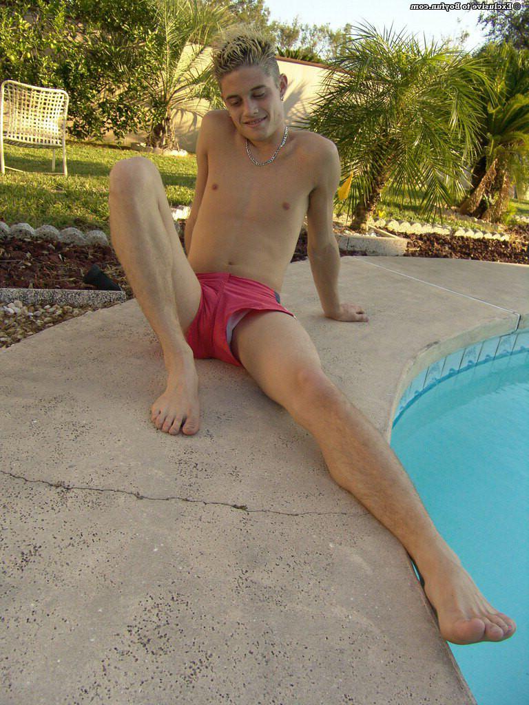 20P Garoto loiro gay sexy tira seu short de banho e brinca com seu pau cortado