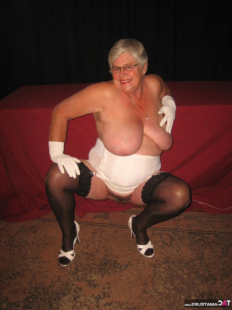 20P Oma Girdle Goddess de pelo plateado expone sus enormes tetas caídas en bragas faja