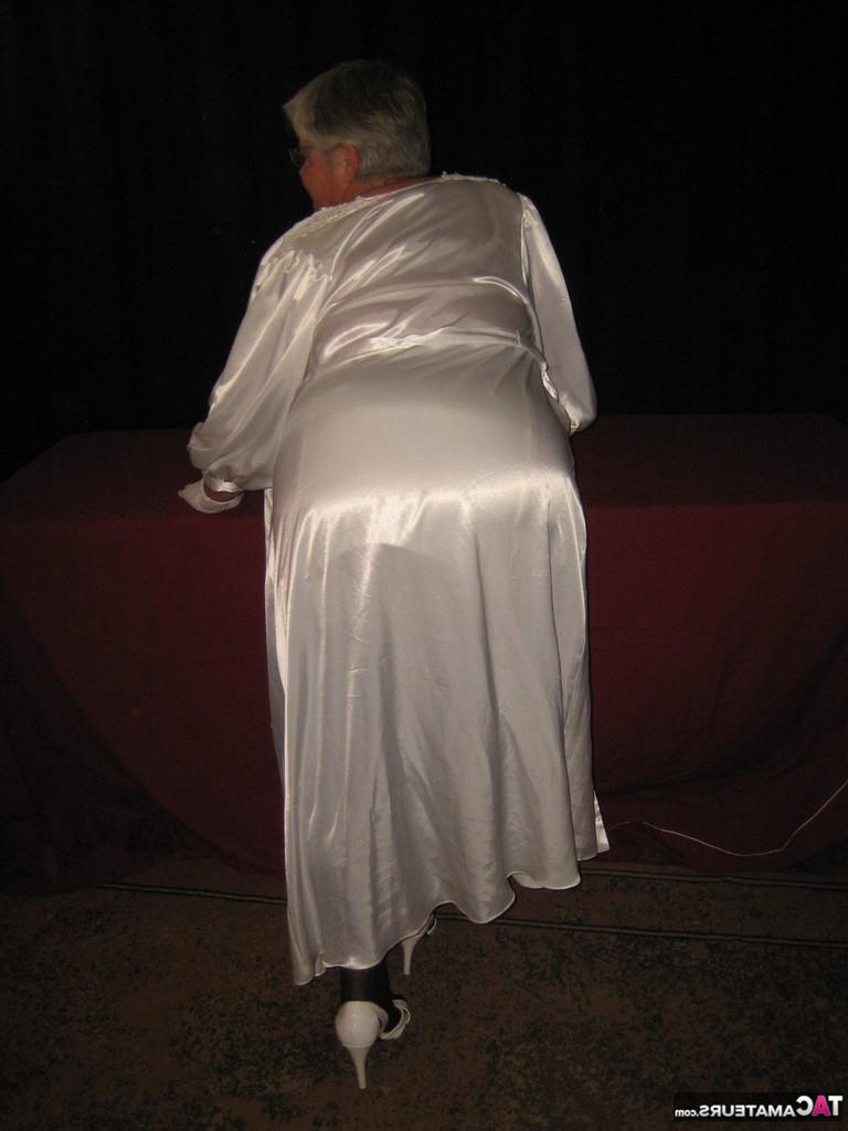 20P Oma Girdle Goddess de pelo plateado expone sus enormes tetas caídas en bragas faja