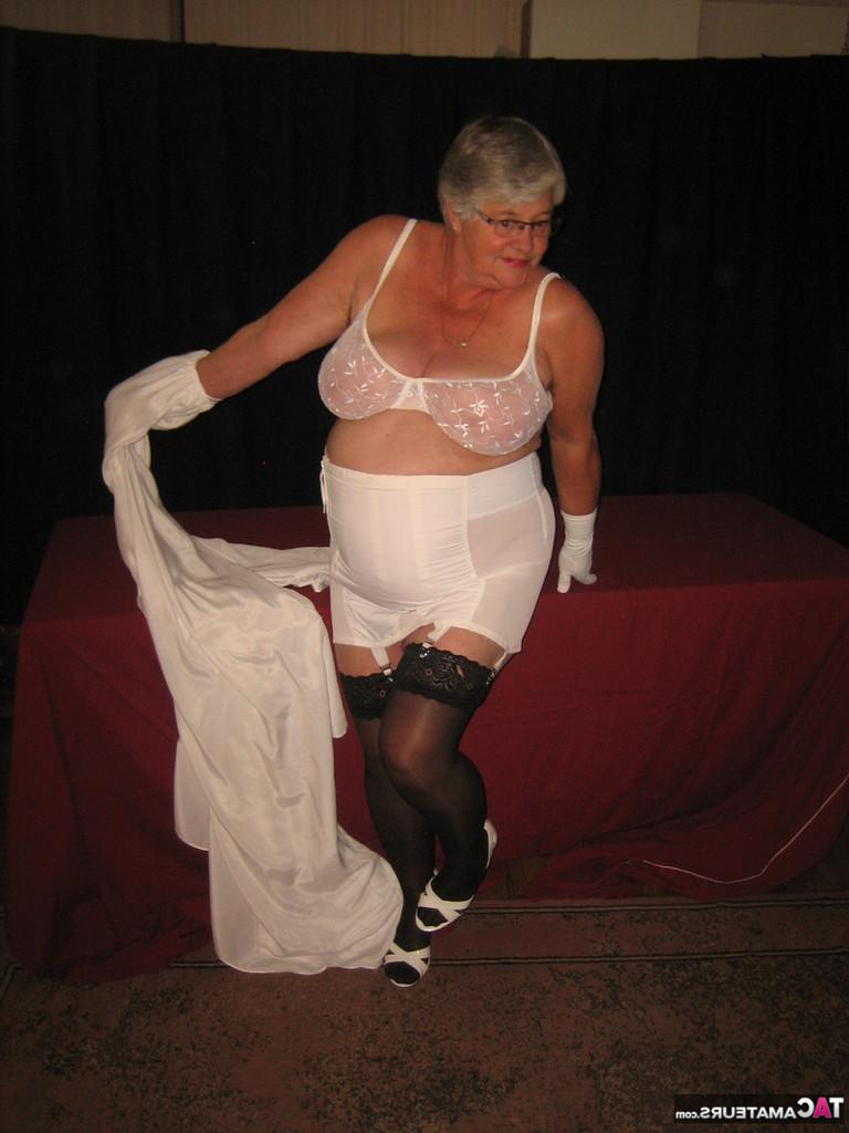 20P Oma Girdle Goddess de pelo plateado expone sus enormes tetas caídas en bragas faja