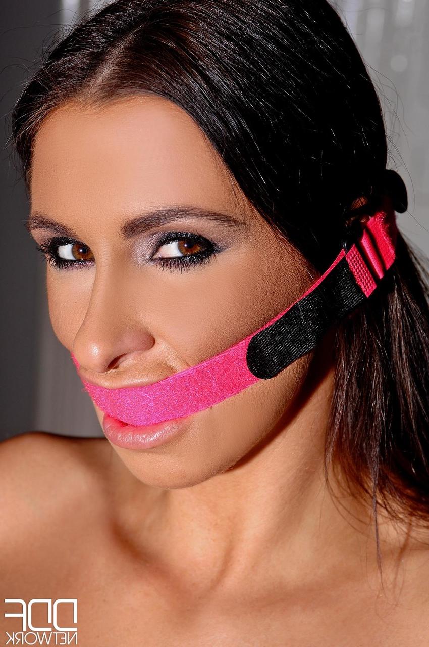 20P A submissa MILF Lisa Sparkle tem uma sessão anal escaldante com seu manipulador de BDSM