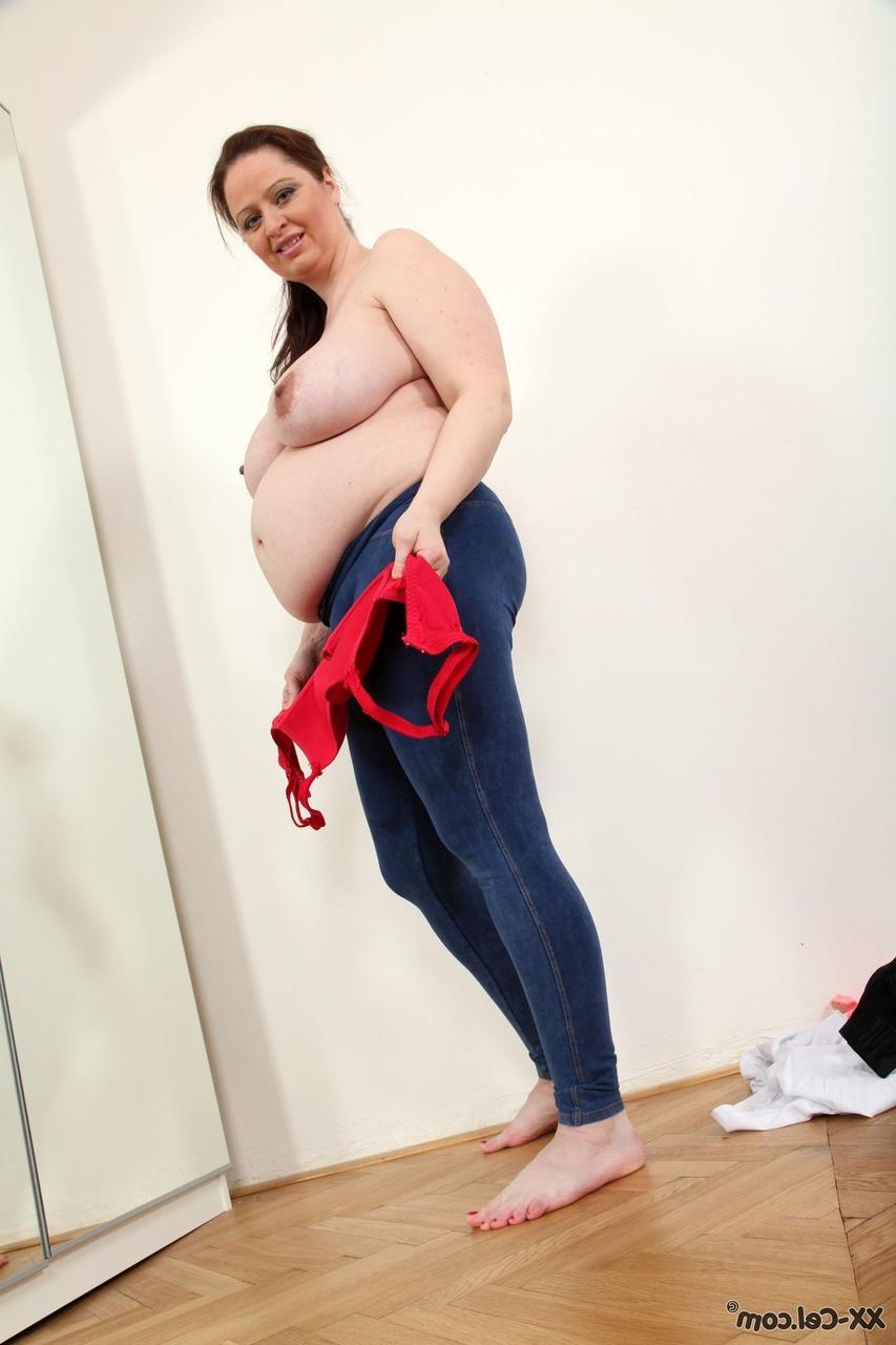 20P A amadora tcheca curvilínea Sirale mostra seus seios enormes e barriga gorda em um espelho