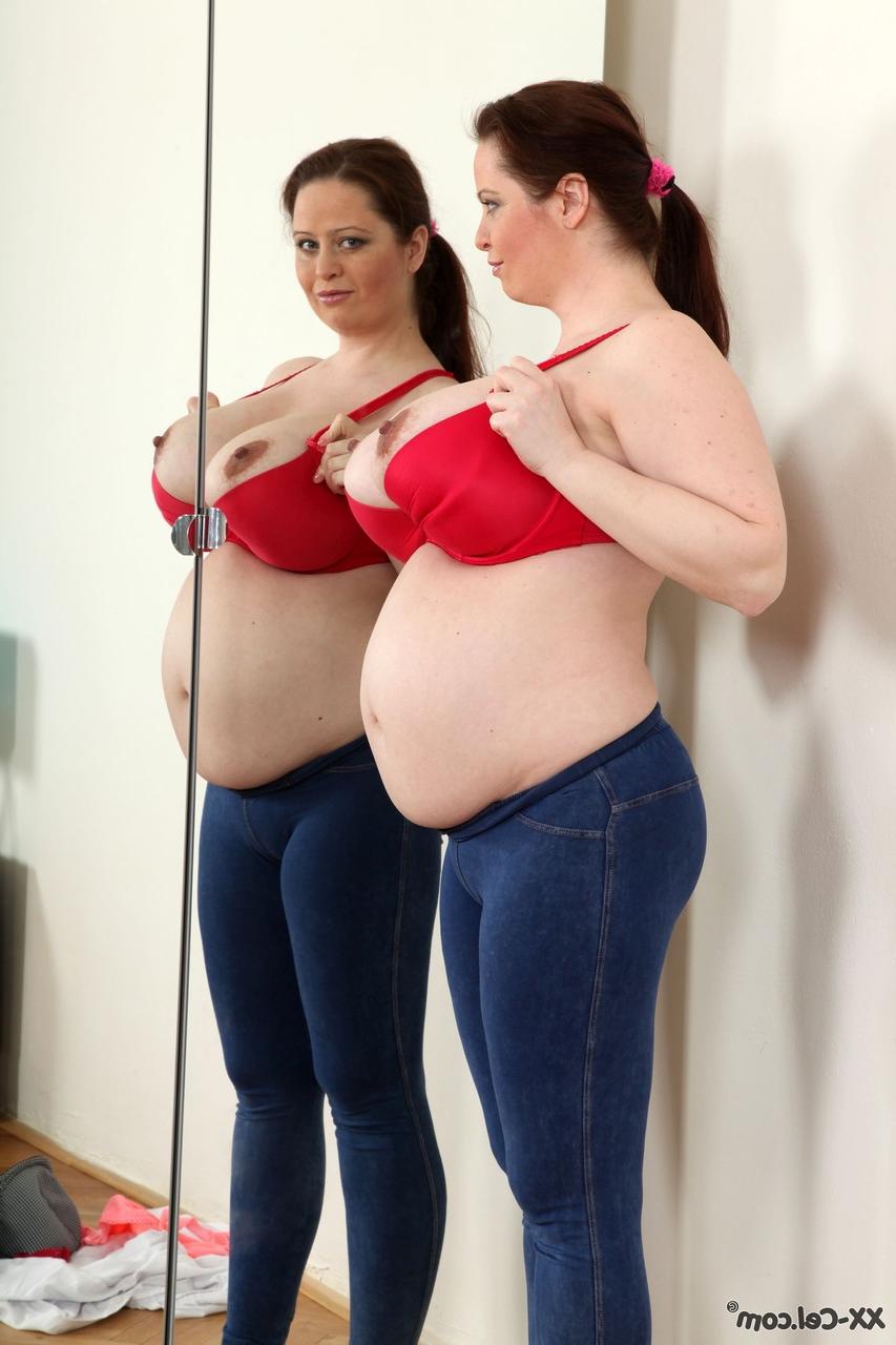 20P A amadora tcheca curvilínea Sirale mostra seus seios enormes e barriga gorda em um espelho