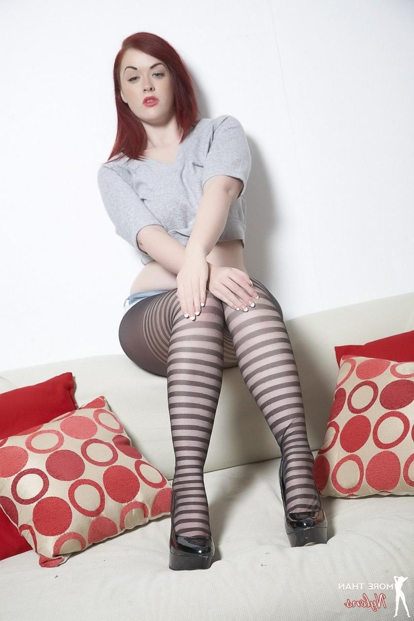 12P Die pralle Rothaarige Jaye Rose entblößt ihre großen natürlichen Titten in sexy Strümpfen und Höschen