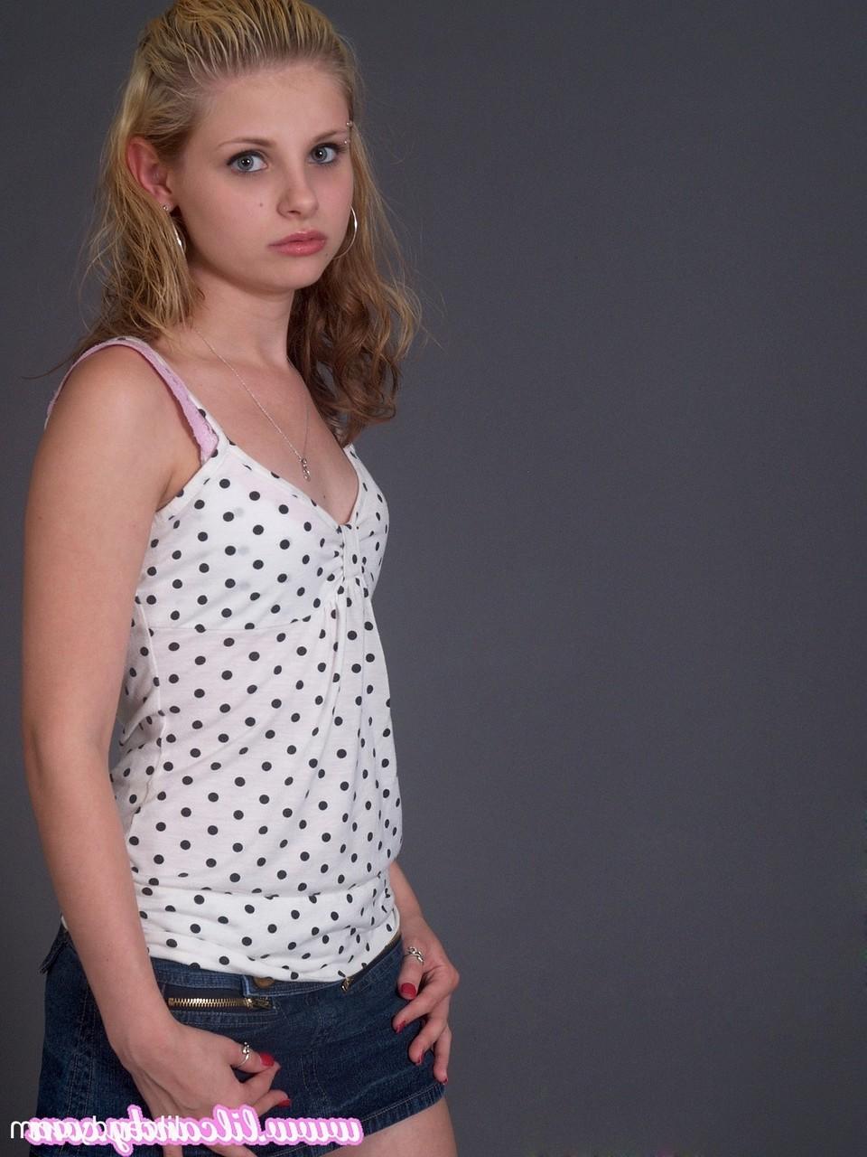 16P A gata amadora Lil Candy tira a roupa e posa nua em uma cadeira