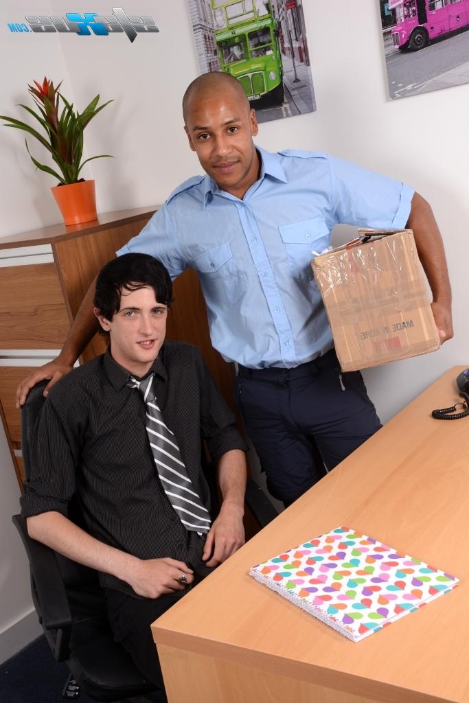 20P Cody Reed se penche sur le bureau et se fait baiser par Drew Brody, un ébène gay.