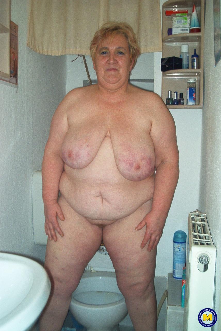 20P L'amatrice BBW Silke joue avec ses énormes seins naturels et joue avec sa grosse chatte.