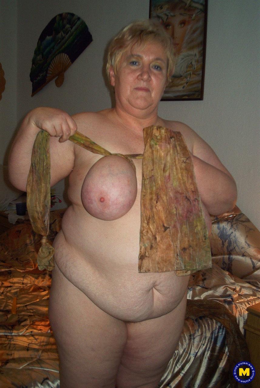 20P L'amatrice BBW Silke joue avec ses énormes seins naturels et joue avec sa grosse chatte.