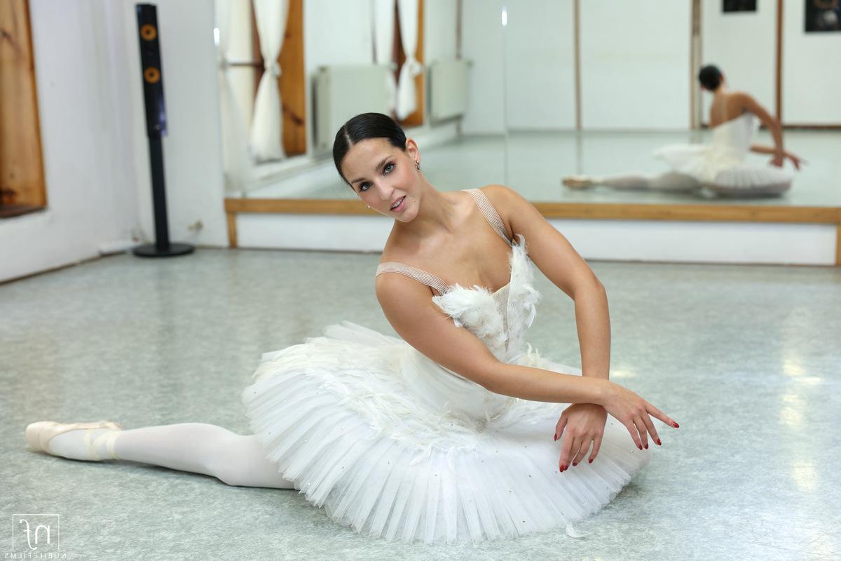 16P Die brünette Ballerina Betzz verführt ihren Freund in ihrem Tanzoutfit