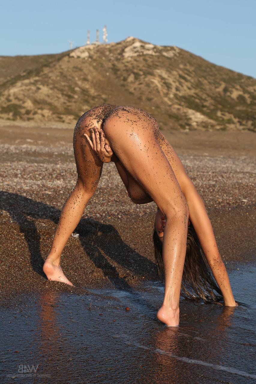 20P La esbelta joven María se quita el bikini y se baña en el mar