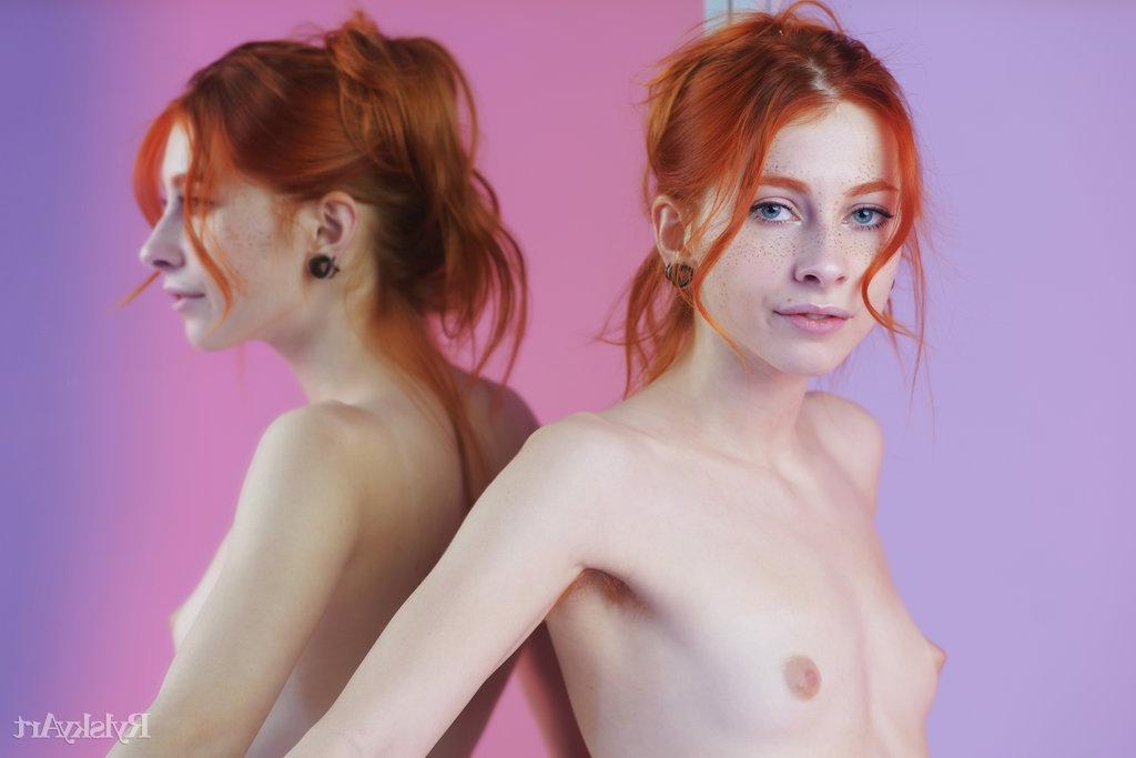 16P Adolescente nua com cabelo ruivo natural Carolina Sun faz ótimas poses solo