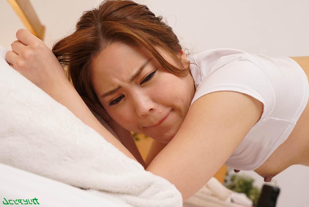 20P エッチなアジア人美女瀬田舞がマッサージ師とハードコアセックスを楽しむ