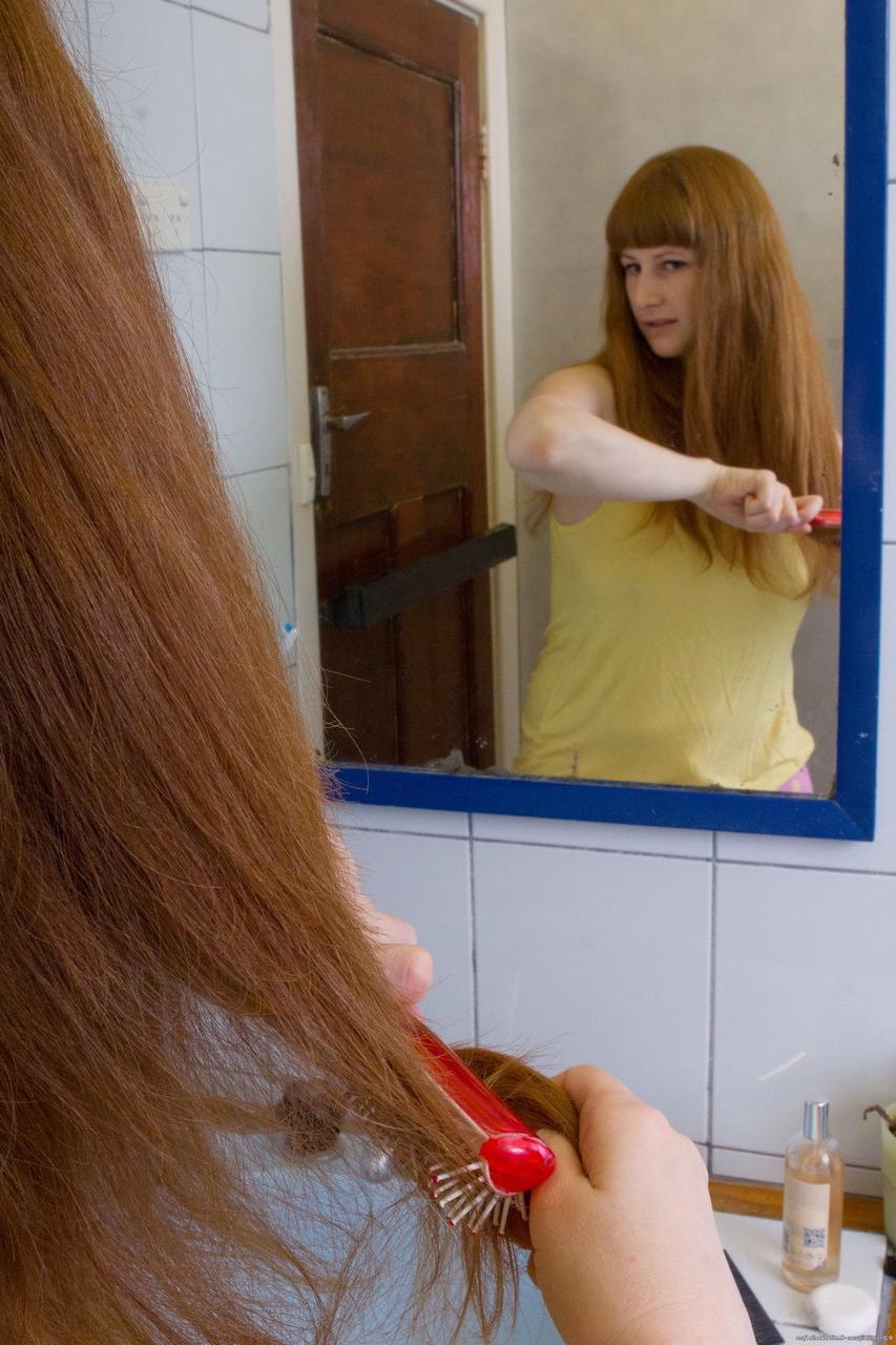 20P Ginger Chloe B enthüllt ihre großen Titten und ihren Arsch, bevor sie ihren gepiercten Muff reibt