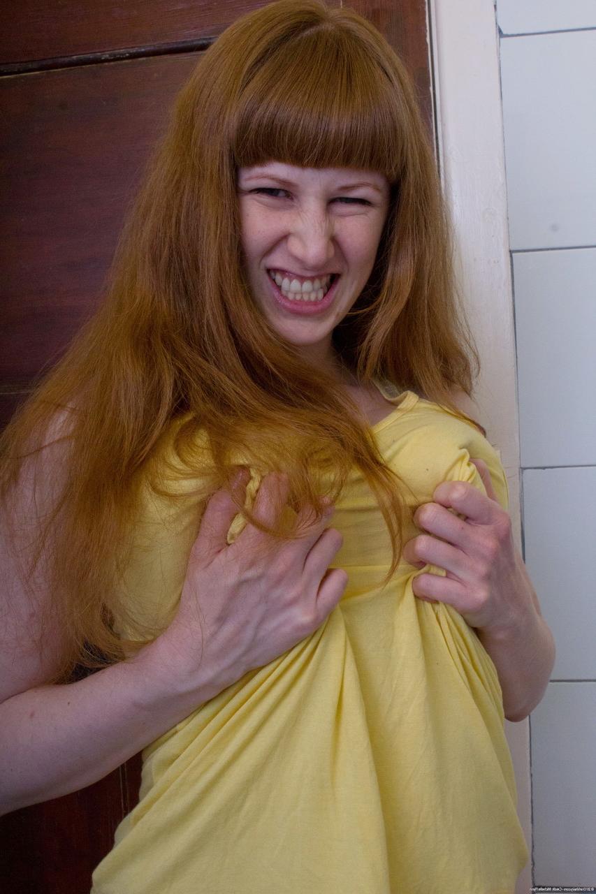 20P Ginger Chloe B enthüllt ihre großen Titten und ihren Arsch, bevor sie ihren gepiercten Muff reibt