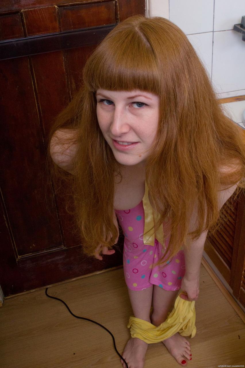 20P Ginger Chloe B enthüllt ihre großen Titten und ihren Arsch, bevor sie ihren gepiercten Muff reibt