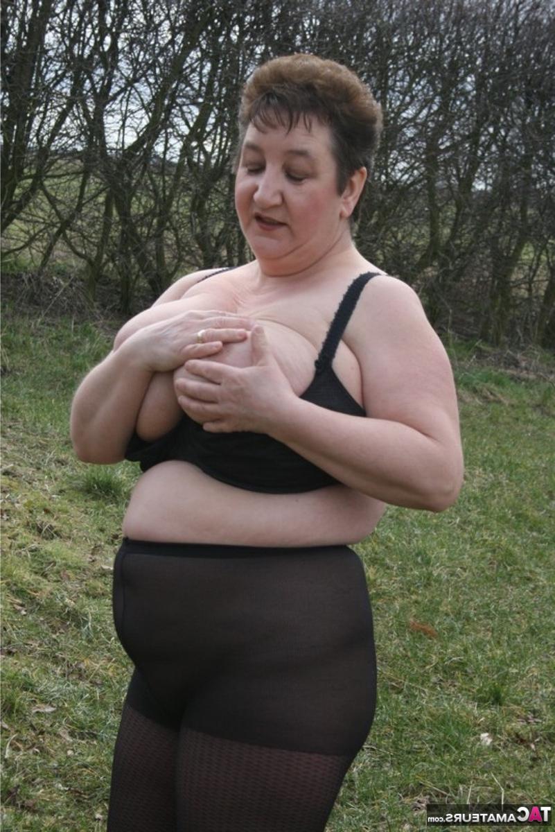 16P Die ältere britische, prallere Kinky Carol entblößt ihre großen Brüste im Freien in Strumpfhosen