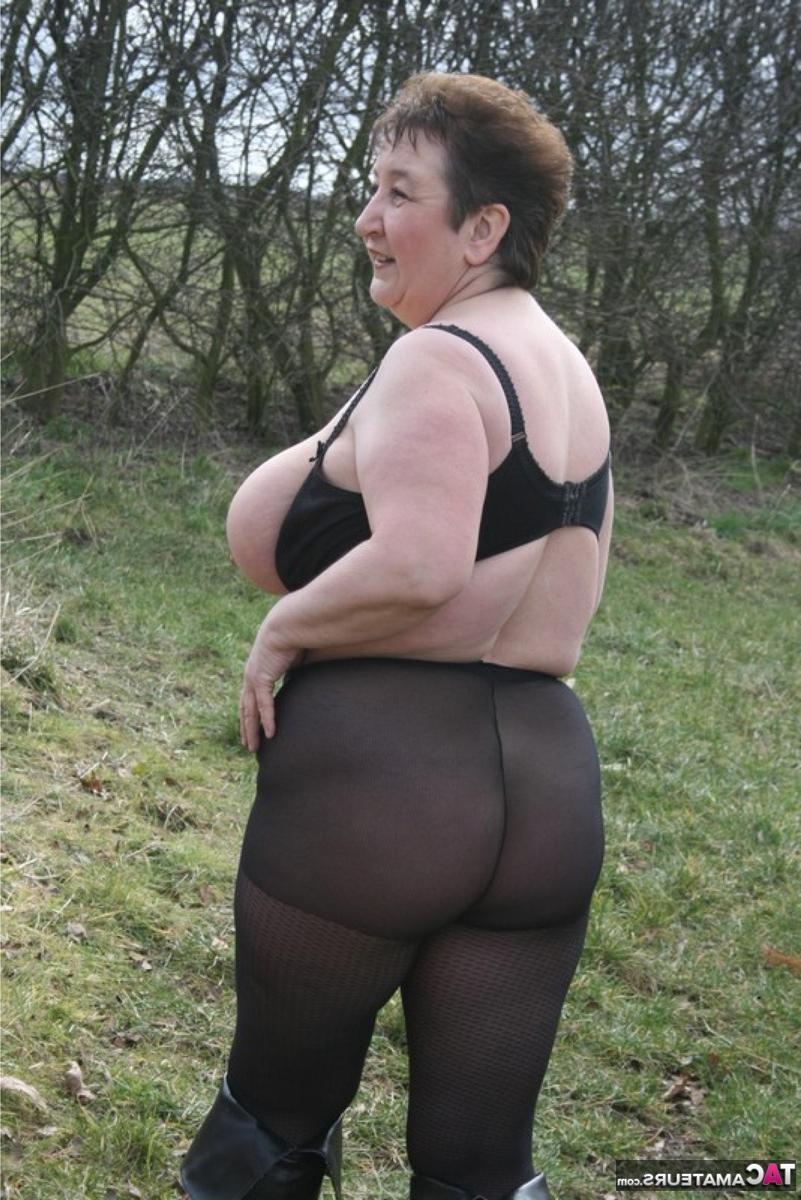 16P Die ältere britische, prallere Kinky Carol entblößt ihre großen Brüste im Freien in Strumpfhosen