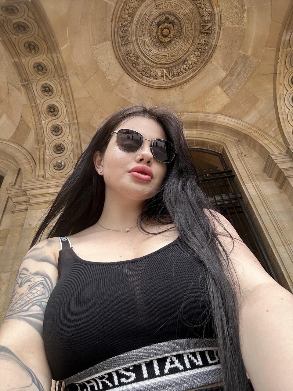 11P La belleza morena Patricia Bloom posando provocativamente en su recopilación pública
