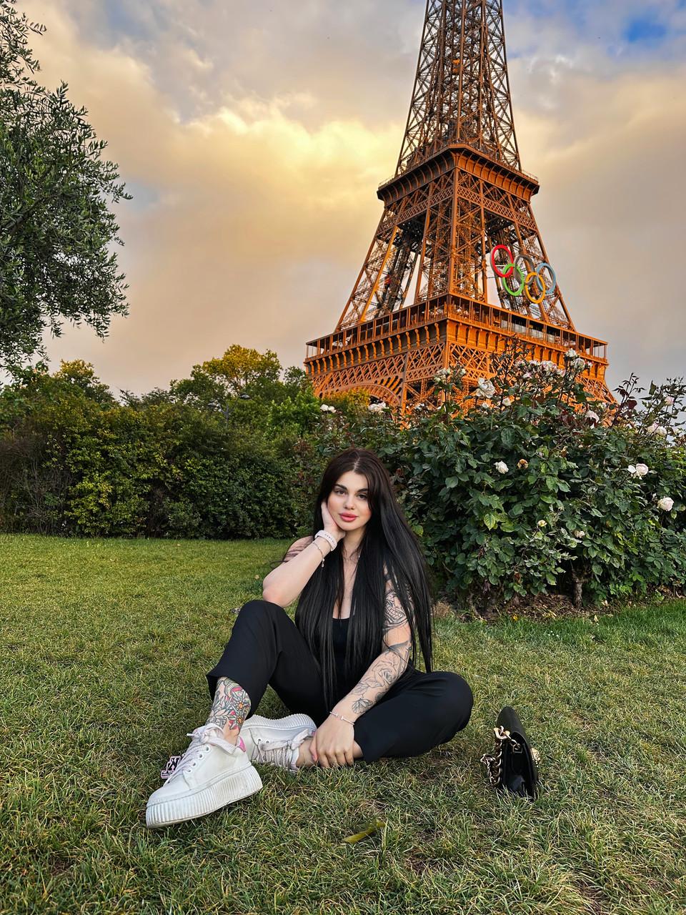 11P La belleza morena Patricia Bloom posando provocativamente en su recopilación pública