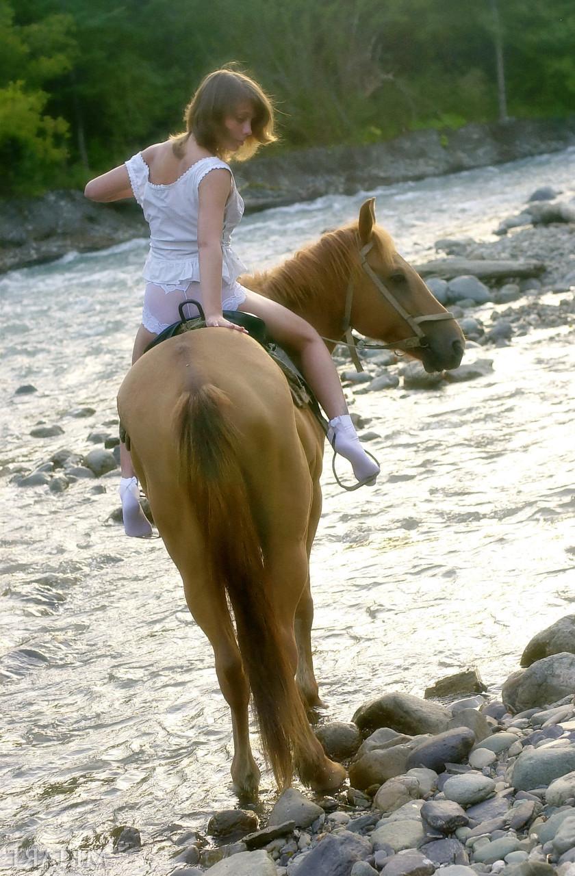 20P Die glamouröse Teenie-Schönheit Nasty zieht sich beim Reiten auf ihrem Pferd völlig nackt aus