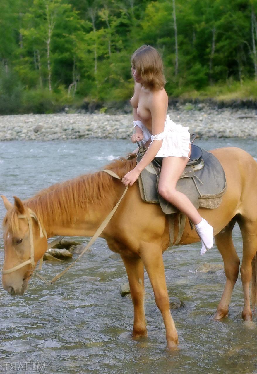 20P Die glamouröse Teenie-Schönheit Nasty zieht sich beim Reiten auf ihrem Pferd völlig nackt aus