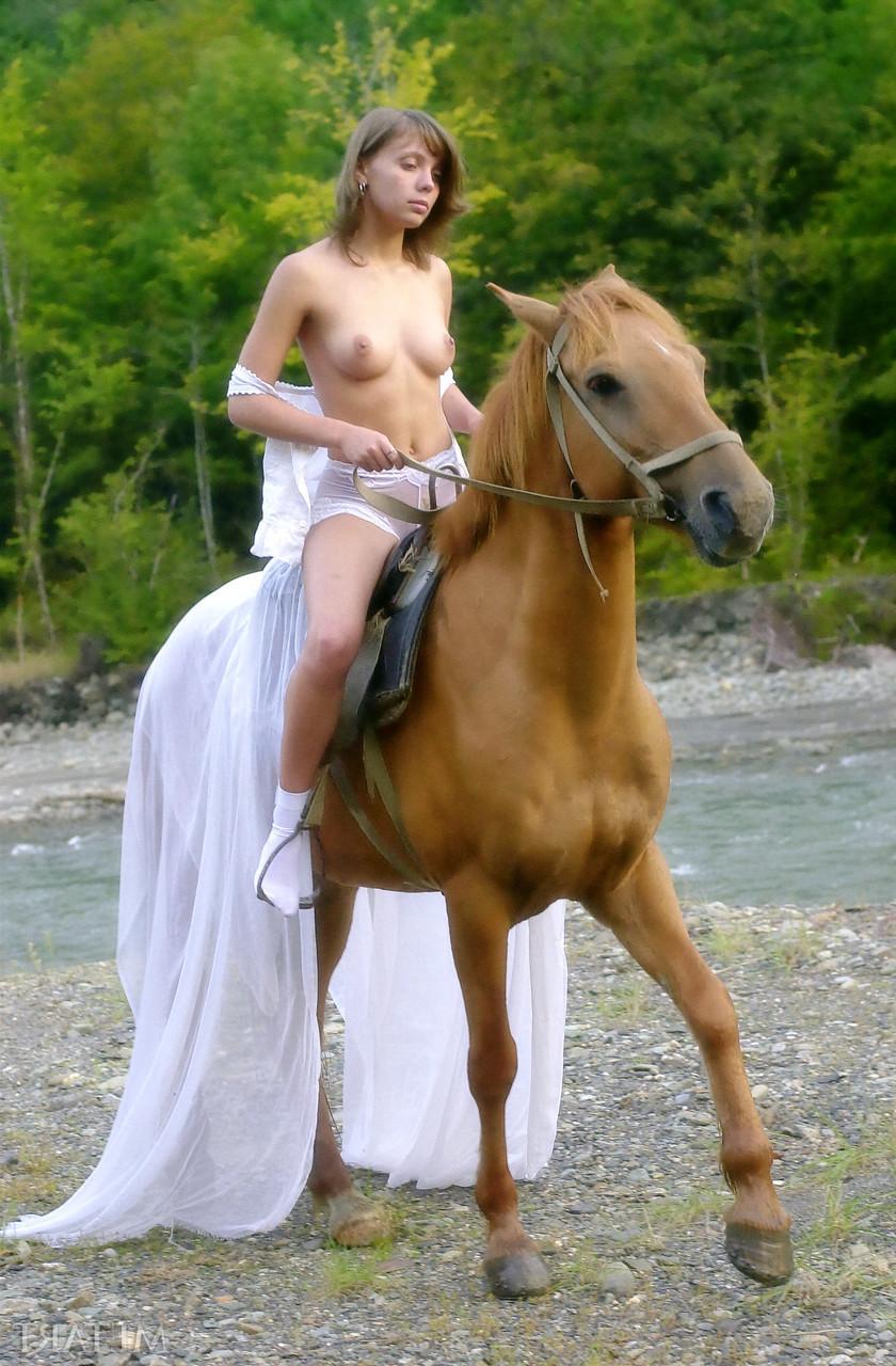 20P Die glamouröse Teenie-Schönheit Nasty zieht sich beim Reiten auf ihrem Pferd völlig nackt aus